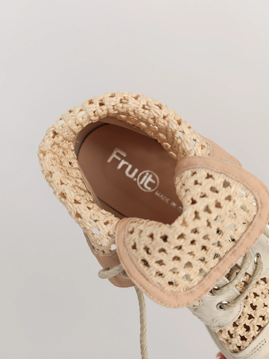 Ботинки с плетением